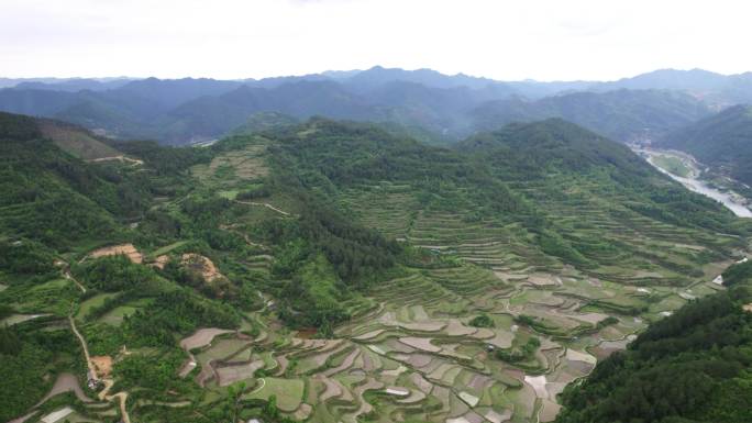 贵州黔东南大山中的村庄西江苗寨传统村落