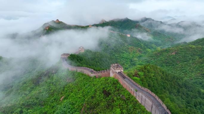 云海之中的万里长城日出风景航拍