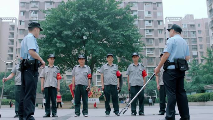 【4K】民警展示警用器械使用方法