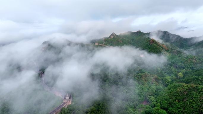 云海之中的万里长城日出风景航拍