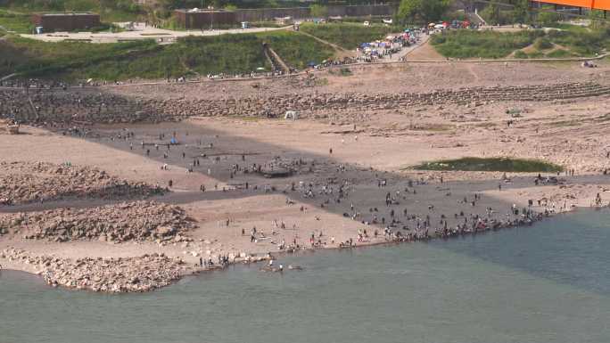 嘉陵江石滩长江游客人群夏天河边岸边人群
