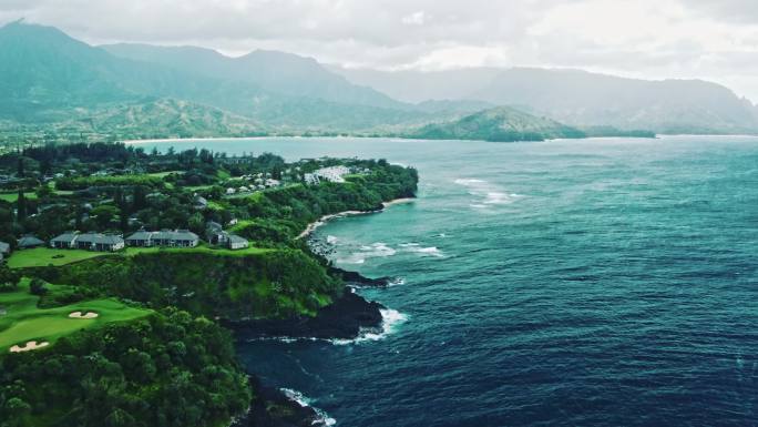 航拍夏威夷可爱岛海边度假酒店海浪海岛森林
