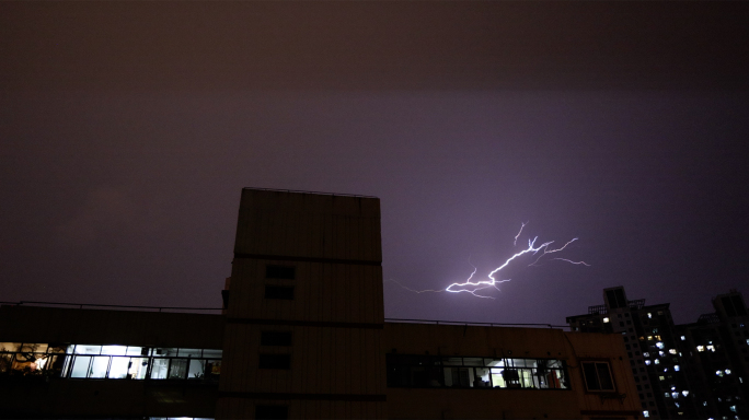 雨季城市夜空中的闪电