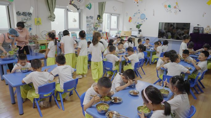 幼儿园儿童食堂吃饭1