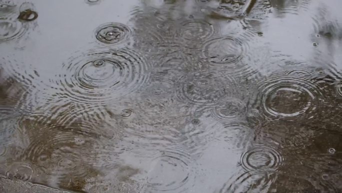 下雨天雨滴溅起的水花空镜