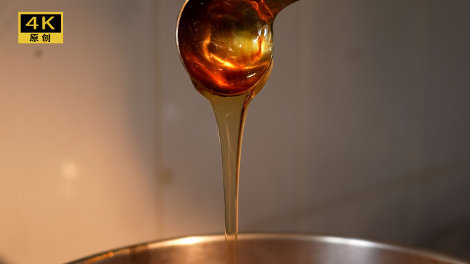 糖浆 金狮糖浆 把糖浆倒到锅中 倒黄油