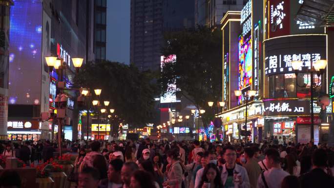 重庆解放碑八一路城市街道人群游客逛街人流