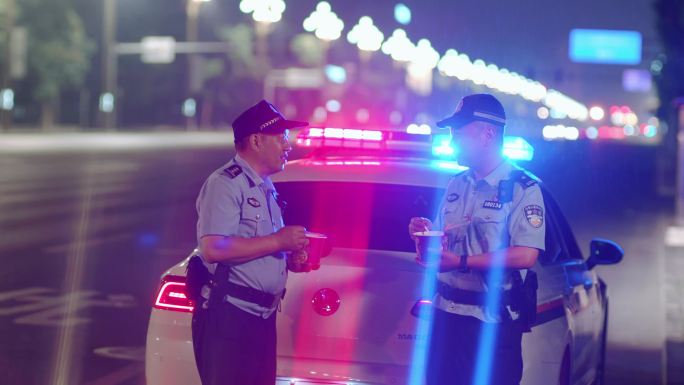 【4K】民警夜晚执勤吃方便面