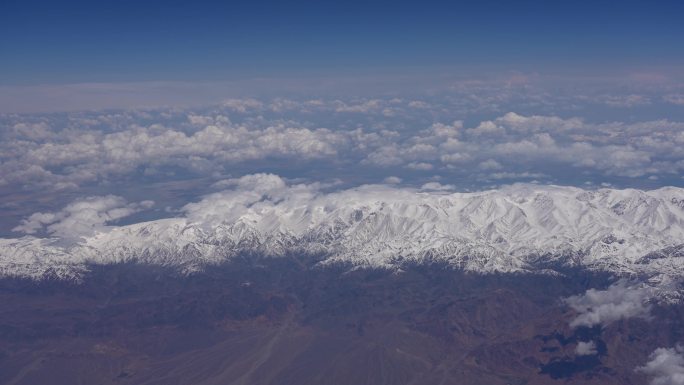 飞机上的天山山脉雪山