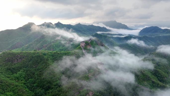 云海之中的万里长城日出风景航拍