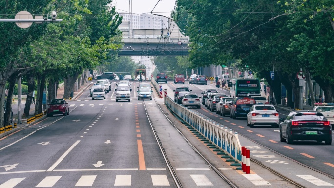 大连长江路车流穿梭老电车