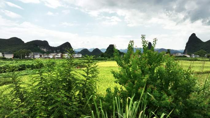 车窗视角拍摄蓝天白云下桂林公路沿途的风景