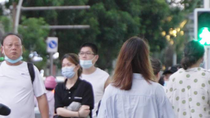 人流车流行车脚步背影电动车红绿灯城市人流