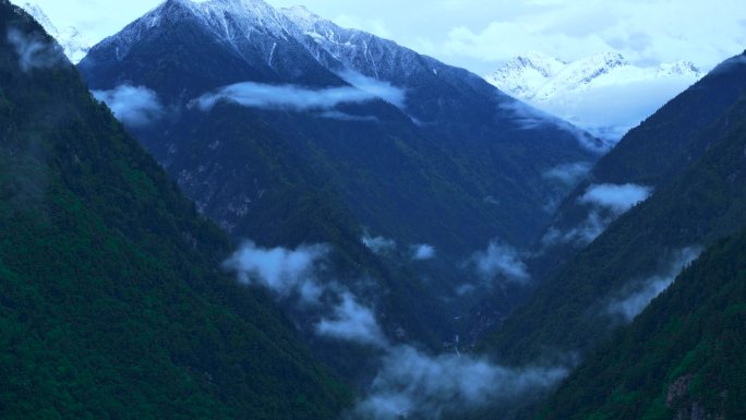 4K延时航拍四川毕棚沟山云美景