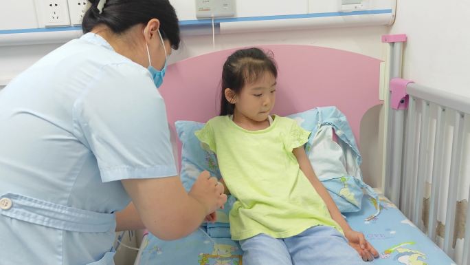 儿童看病住院打针输液 雾化