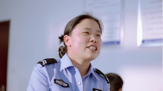 【4K】女警办理户籍登记