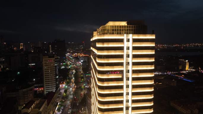 航拍山东烟台芝罘区世茂广场的月夜景色