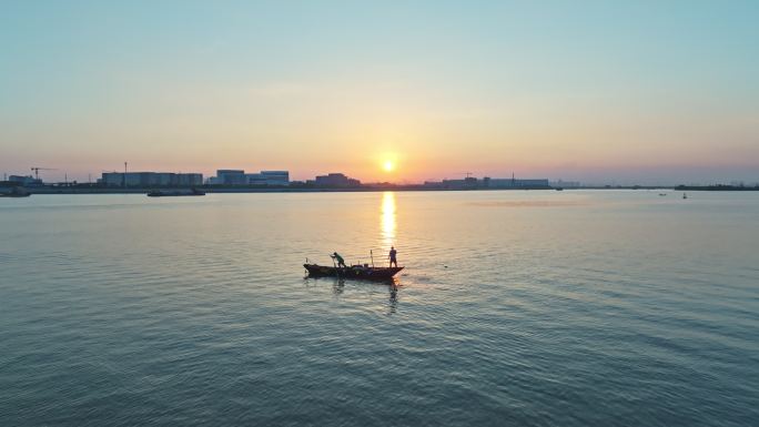 早晨日出江上小船撒网捕鱼打鱼的人