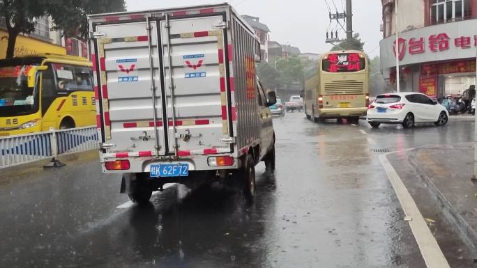 梅雨天下雨天街道行人暴雨警告雷阵雨雨水