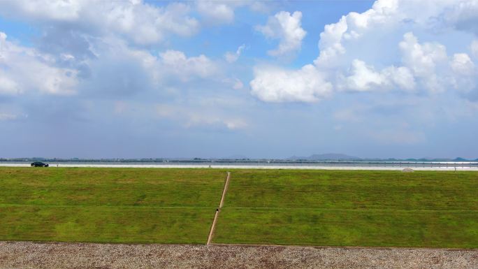 蓝天白云汽车草地湖泊水库堤坝