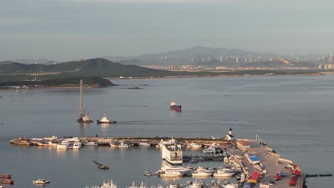 航拍夏季清晨的威海西港小石岛港湾