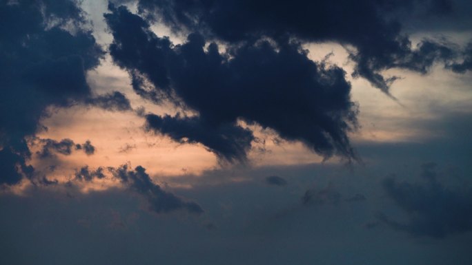 暴雨来临前的天空