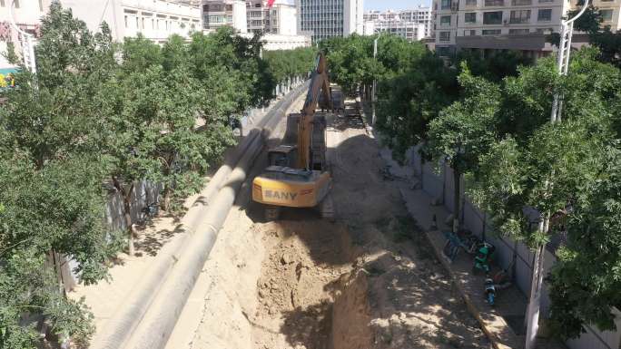 航拍挖掘机在城市开挖管沟