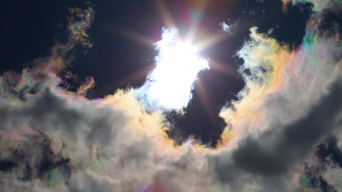 空镜头阳光照出彩色的云