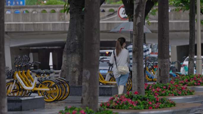 8k下雨街道人群