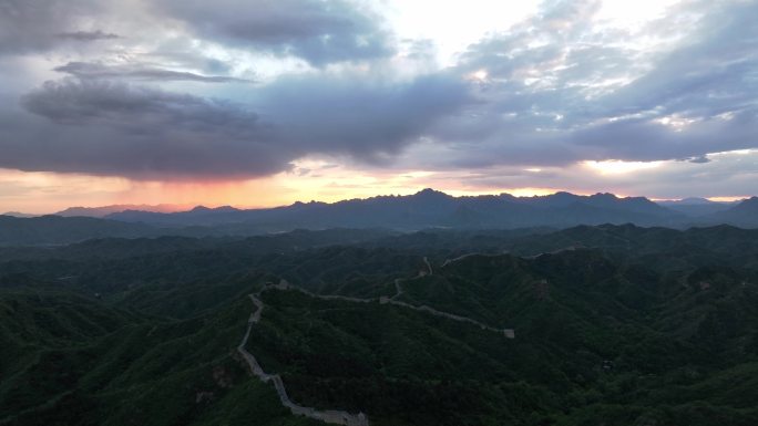 夏日夕阳照射下粉色的雨中国金山岭长城轮廓