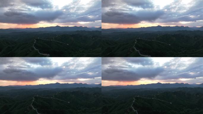 夏日夕阳照射下粉色的雨中国金山岭长城轮廓