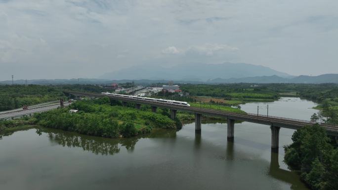 高铁复兴号开过江西庐山