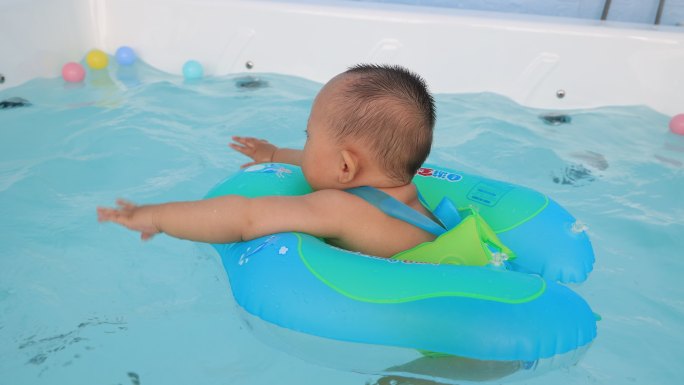 婴儿游泳  宝宝洗澡 游泳