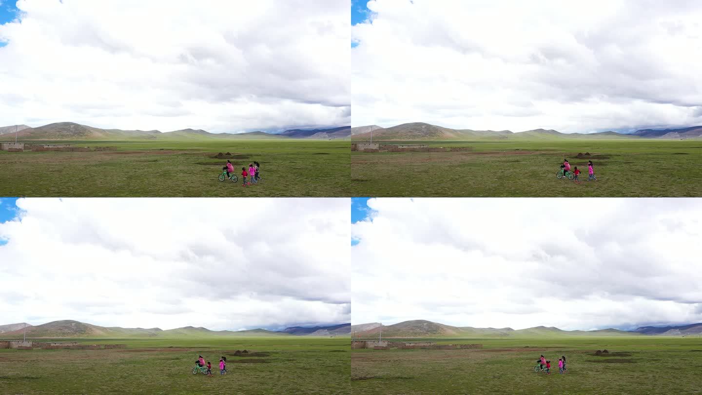 藏族儿童 少数民族 民族 草原上骑自行车