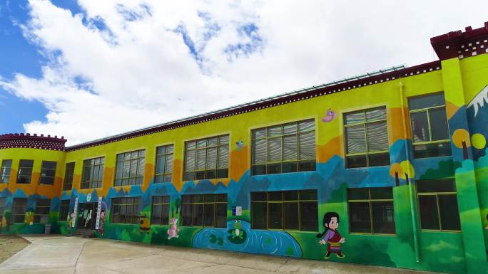 墙上壁画 墙上涂鸦 幼儿园蓝天白云 建筑