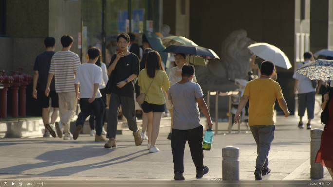 夏天行人 城市中心路边 炎热和忙碌