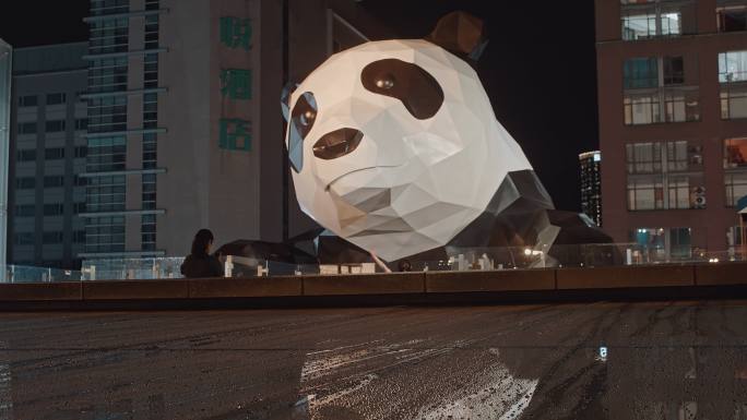 成都IFS熊猫雕塑夜景素材