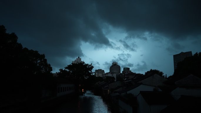 4K暴风雨来临之前的天空