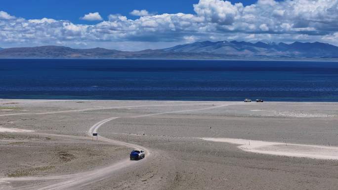 西藏湖边汽车行驶驾驶开车道路自驾游在路上