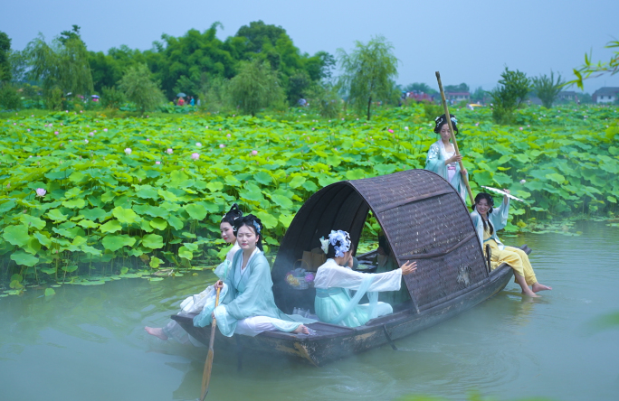 夏天汉服女子荷塘荷花油纸伞乌篷船打卡游玩