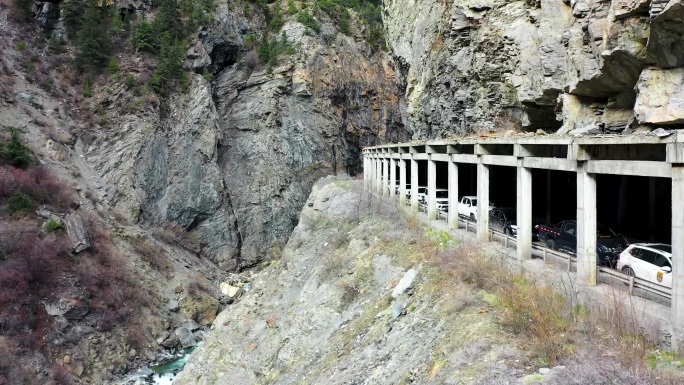 川藏线堵车 险峻公路