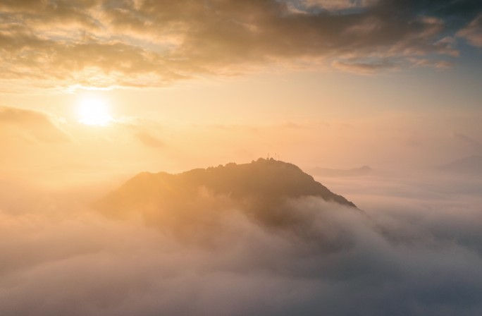 中国山区高山日出航拍延时