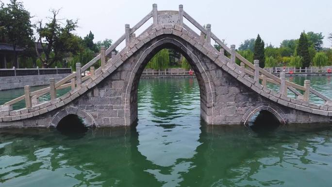 辉县2021年7月百泉湖景色 穿越桥洞