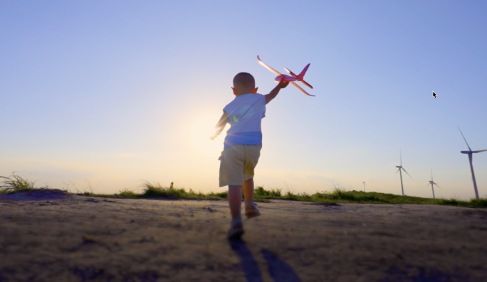小孩拿着飞机模型逆光奔跑意境男孩追求梦想