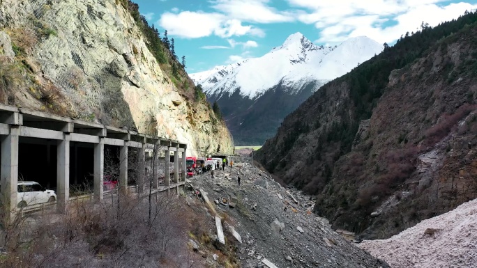 川藏线堵车 险峻公路