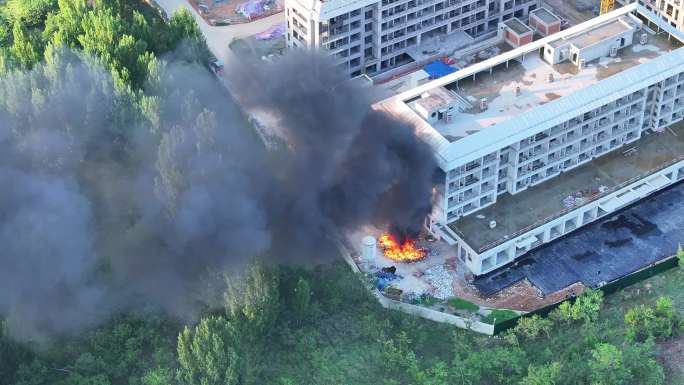 航拍枣庄新城高层住宅火灾浓烟滚滚