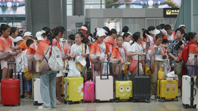 高铁站小学生班级出游夏令营