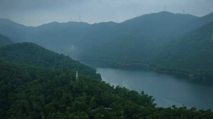 台风天的水库