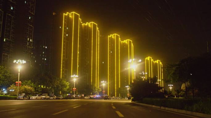 夜晚城市建筑外墙的灯带灯光