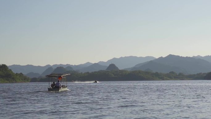 自然风景湖上小船粼粼湖面镜头湖水